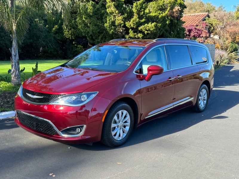 Chrysler Pacifica 2017 price $12,995