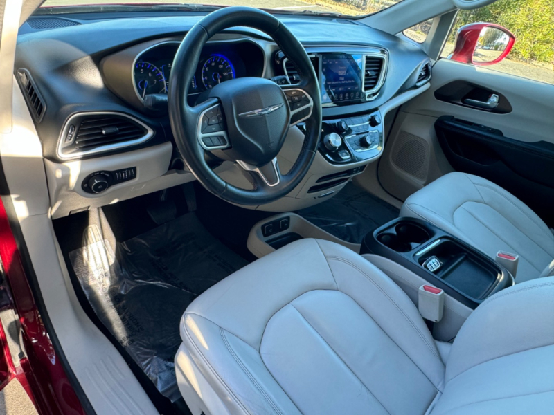 Chrysler Pacifica 2017 price $12,995