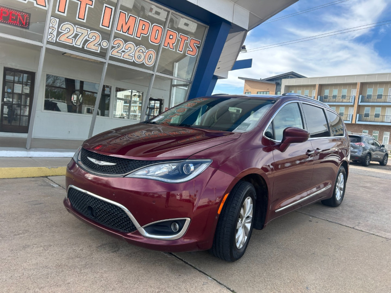 Chrysler Pacifica 2019 price $15,995