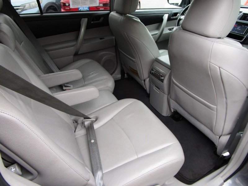 Toyota Highlander 2013 price $18,995