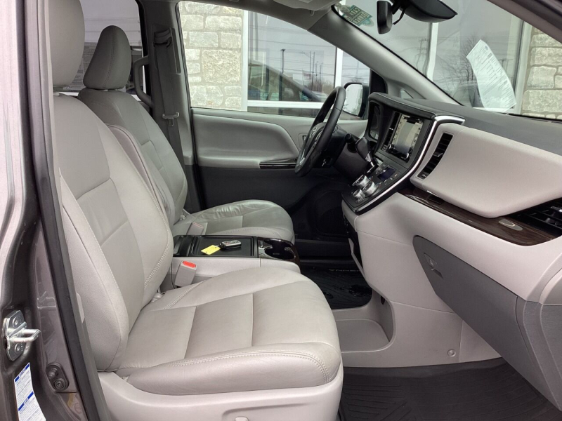 Toyota Sienna 2018 price $25,995