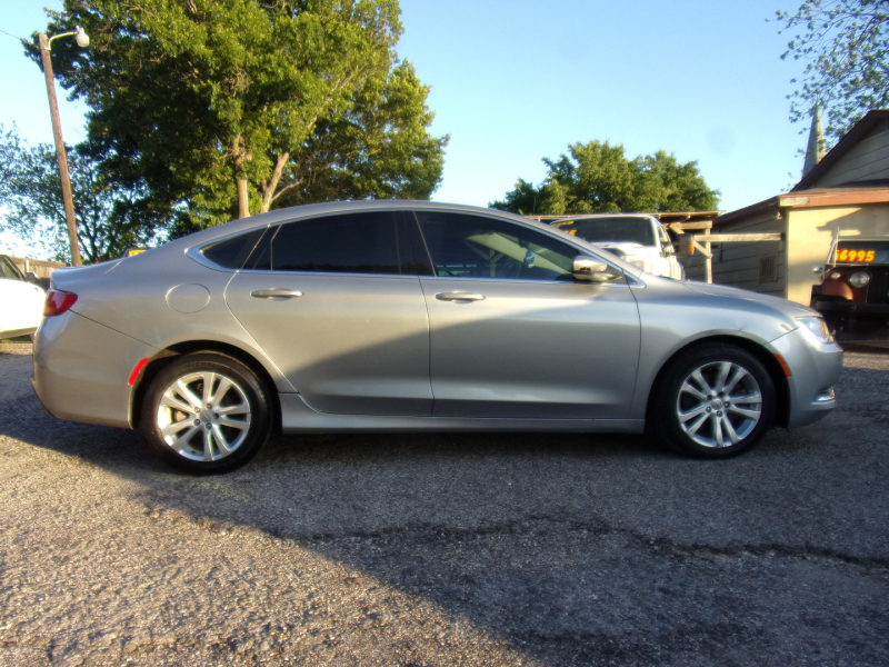 Chrysler 200 2016 price $8,995