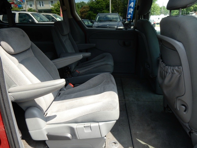 Chrysler Town & Country 2005 price $3,400