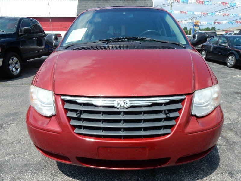 Chrysler Town & Country 2005 price $3,400