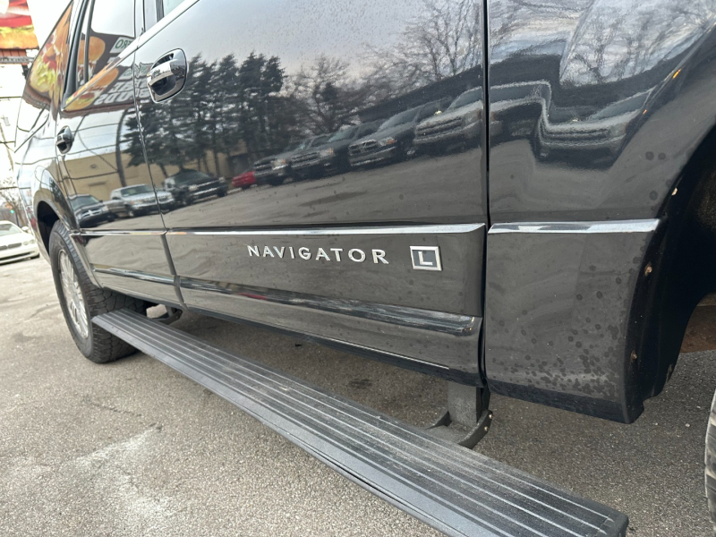 Lincoln Navigator L 2011 price $9,995