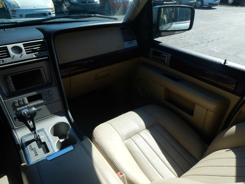 Lincoln Navigator 2005 price $4,995