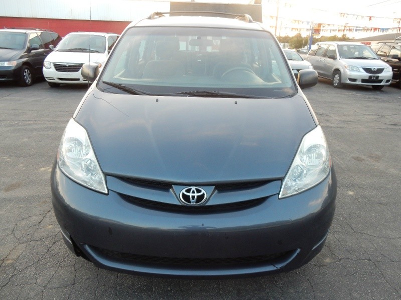 Toyota Sienna 2006 price $3,495