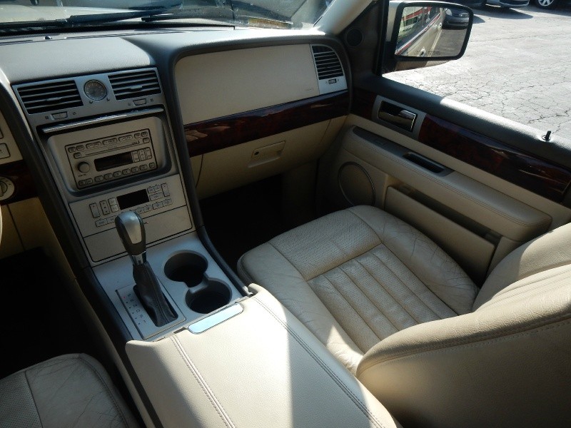 Lincoln Navigator 2004 price $4,995