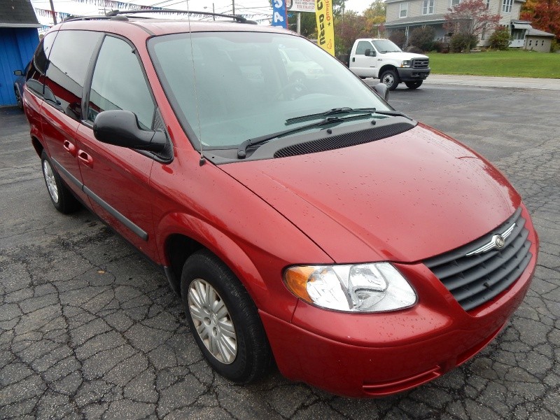Chrysler Town & Country 2005 price $3,395