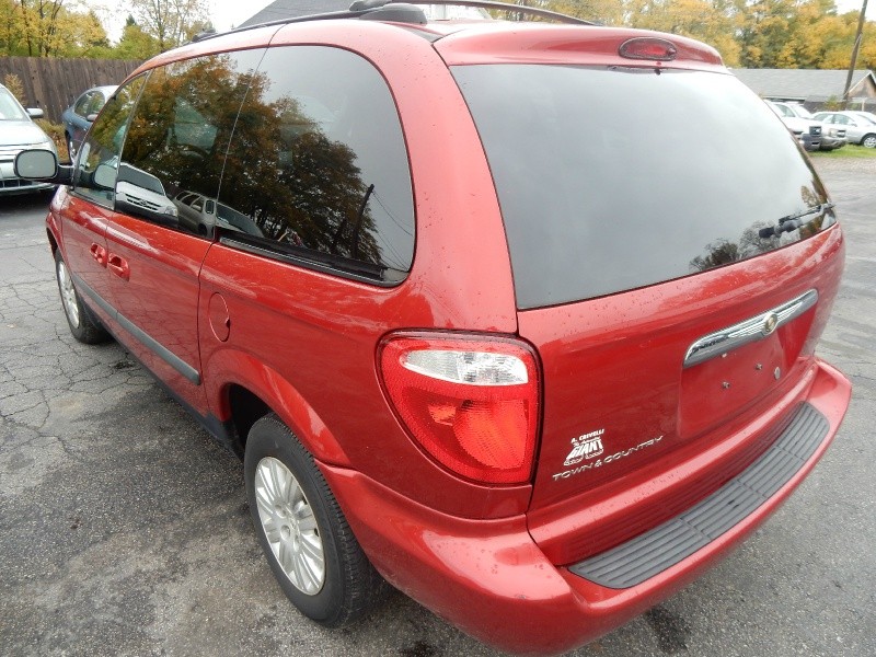 Chrysler Town & Country 2005 price $3,395