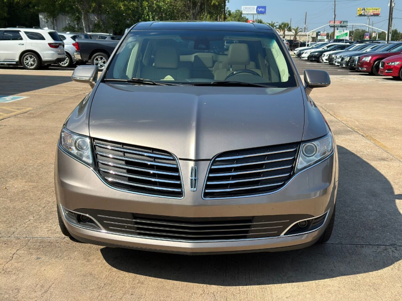 Lincoln MKT 2018 price $15,900