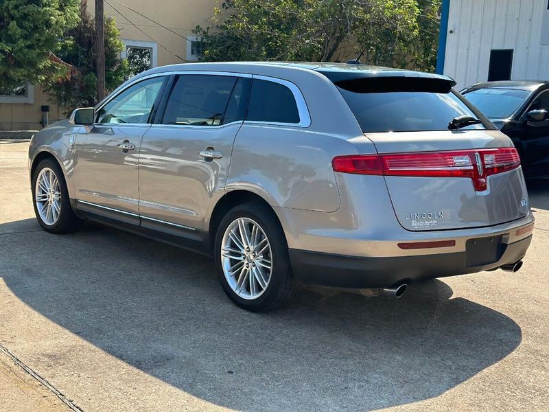 Lincoln MKT 2018 price $15,900