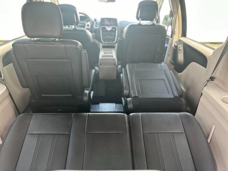 Chrysler Town & Country 2016 price $10,500