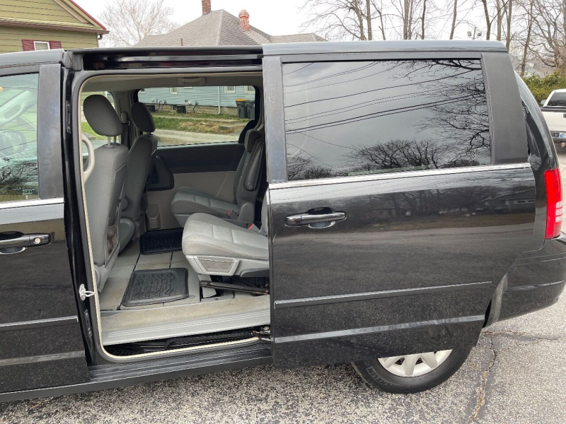 Chrysler Town and Country 2010 price $5,200
