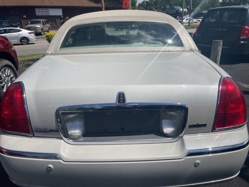 Lincoln Town Car 2005 price $5,995