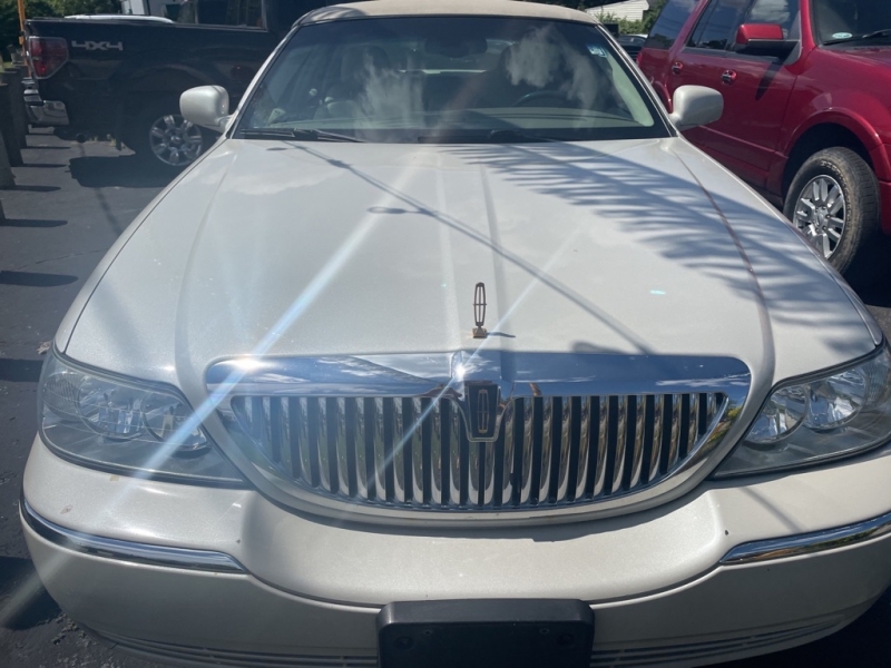 Lincoln Town Car 2005 price $5,995