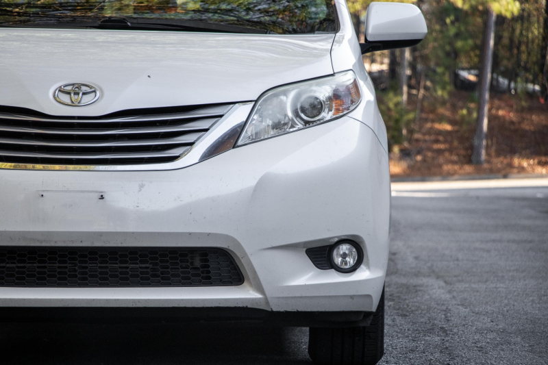 Toyota Sienna 2015 price $18,899