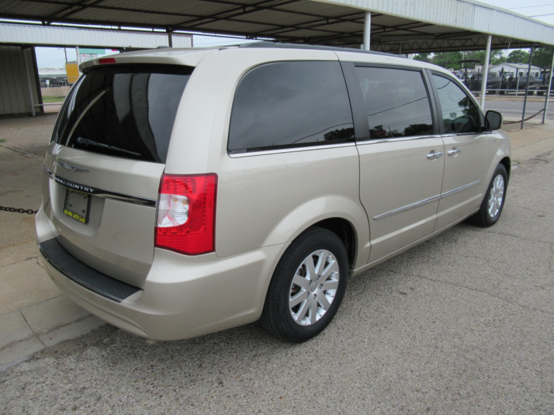 Chrysler Town & Country 2015 price $9,450