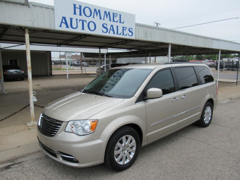 Chrysler Town & Country 2015 price $9,450