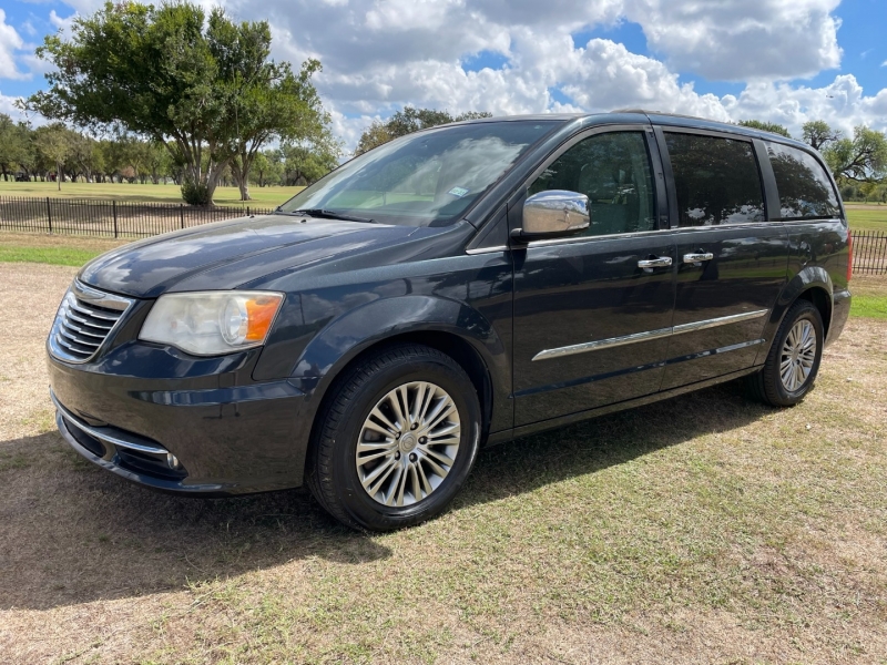 Chrysler Town & Country 2014 price $9,595