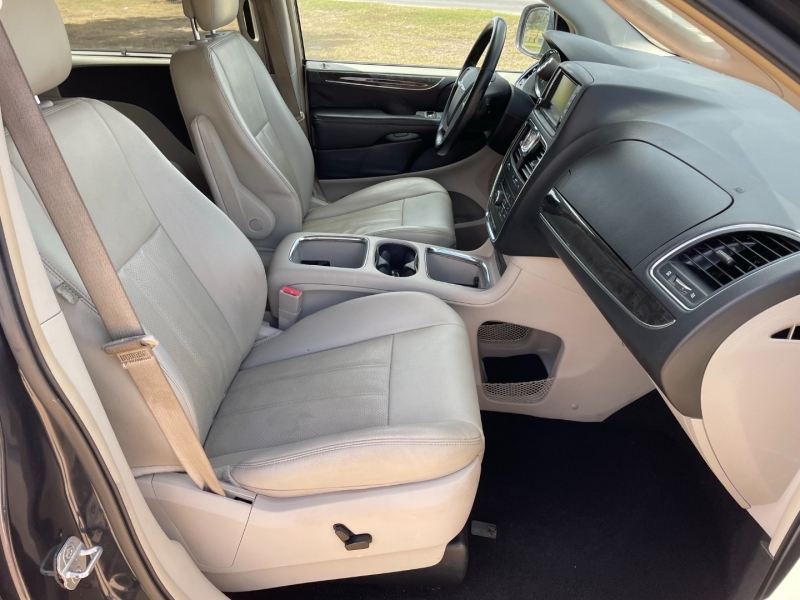 Chrysler Town & Country 2014 price $9,595
