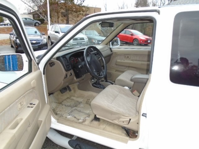 Nissan Frontier 4WD 2000 price $4,977