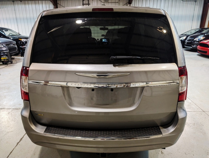 Chrysler Town & Country 2016 price $10,950