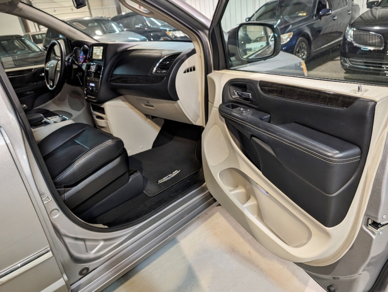 Chrysler Town & Country 2016 price $10,950