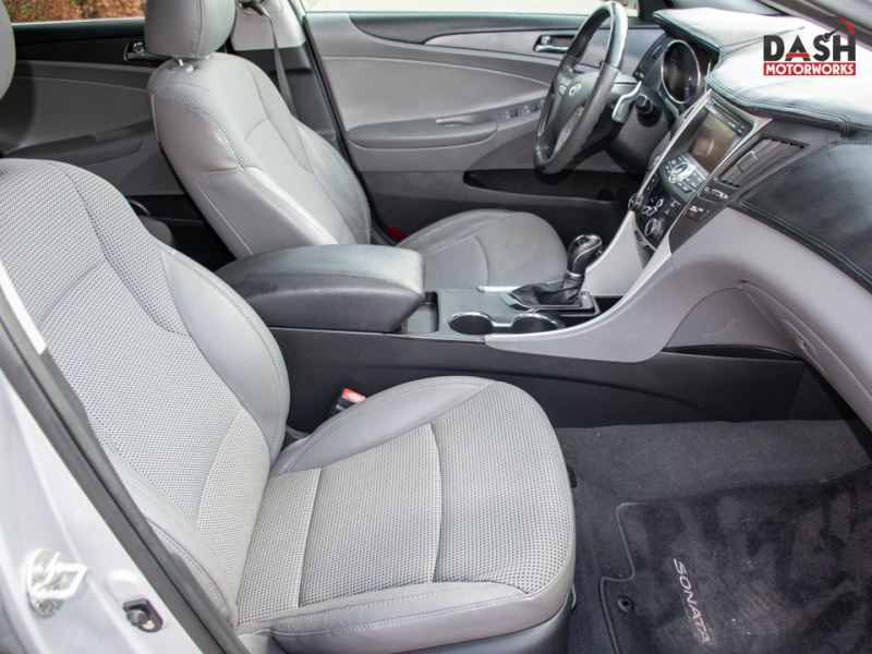 Hyundai Sonata SE Navigation Sunroof Alloys Auto 2011 price $7,995