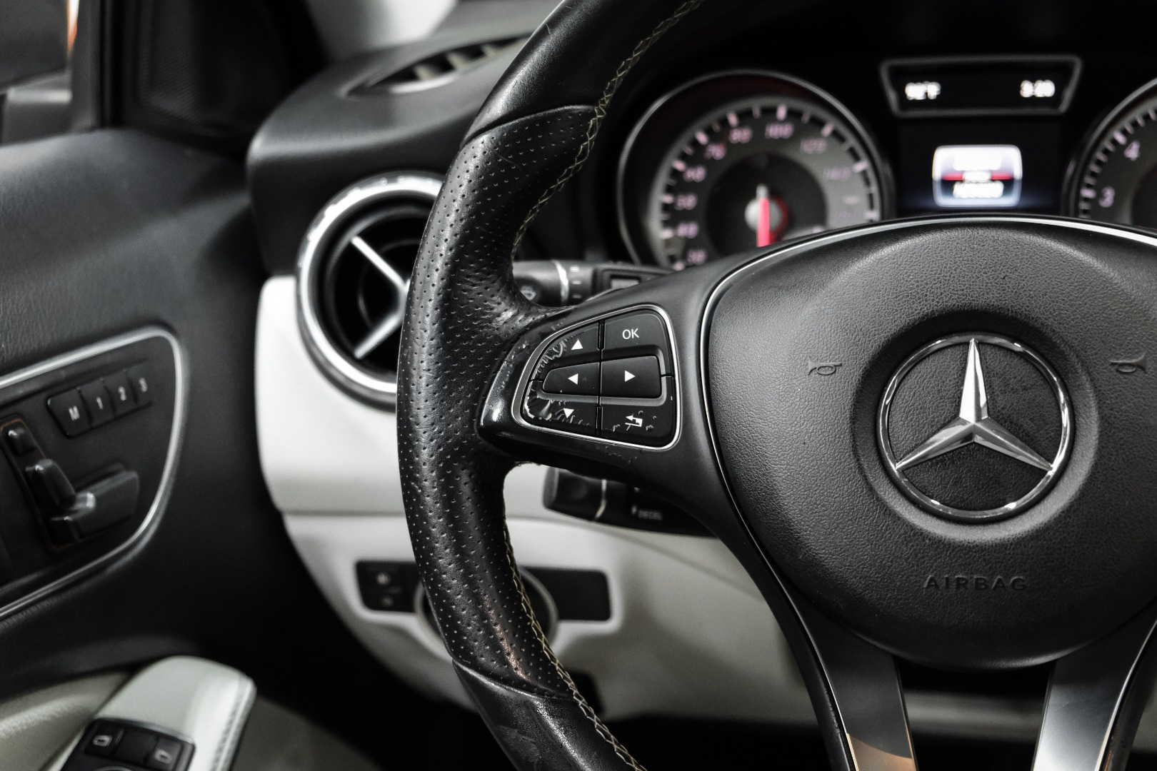 2016 Mercedes-Benz GLA 4MATIC 4dr GLA 250 15