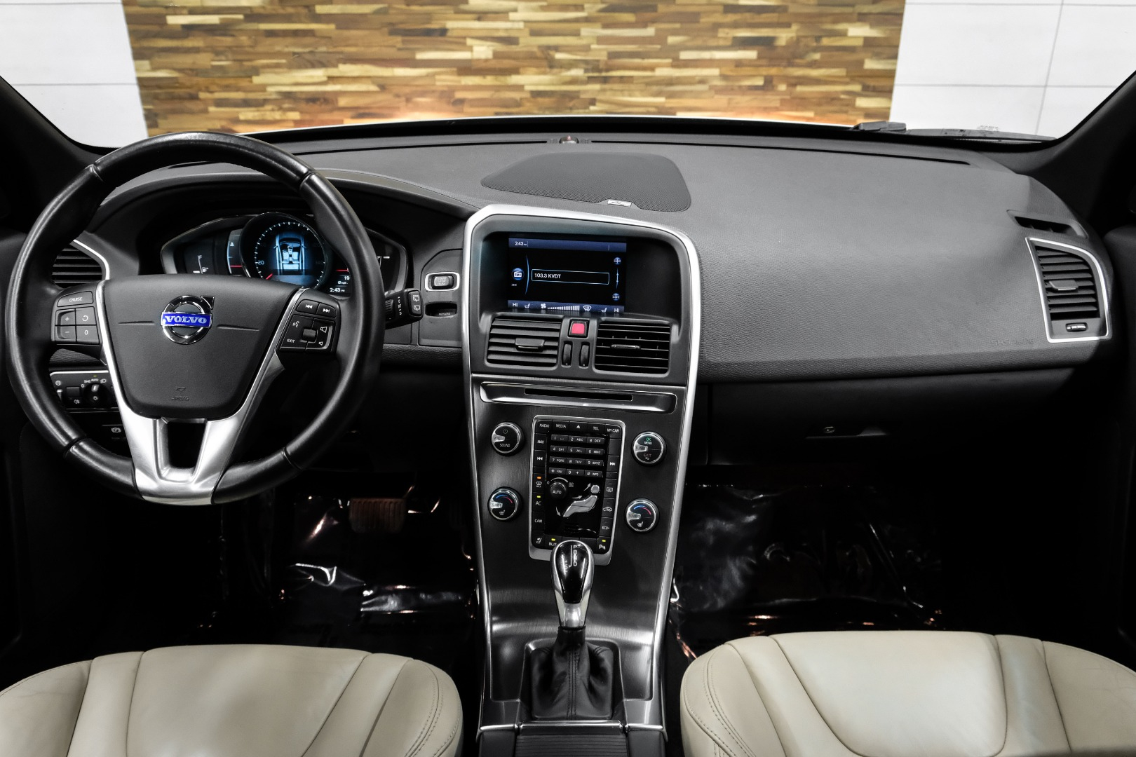 2015 Volvo XC60 FWD 4dr T5 Drive-E Platinum 11