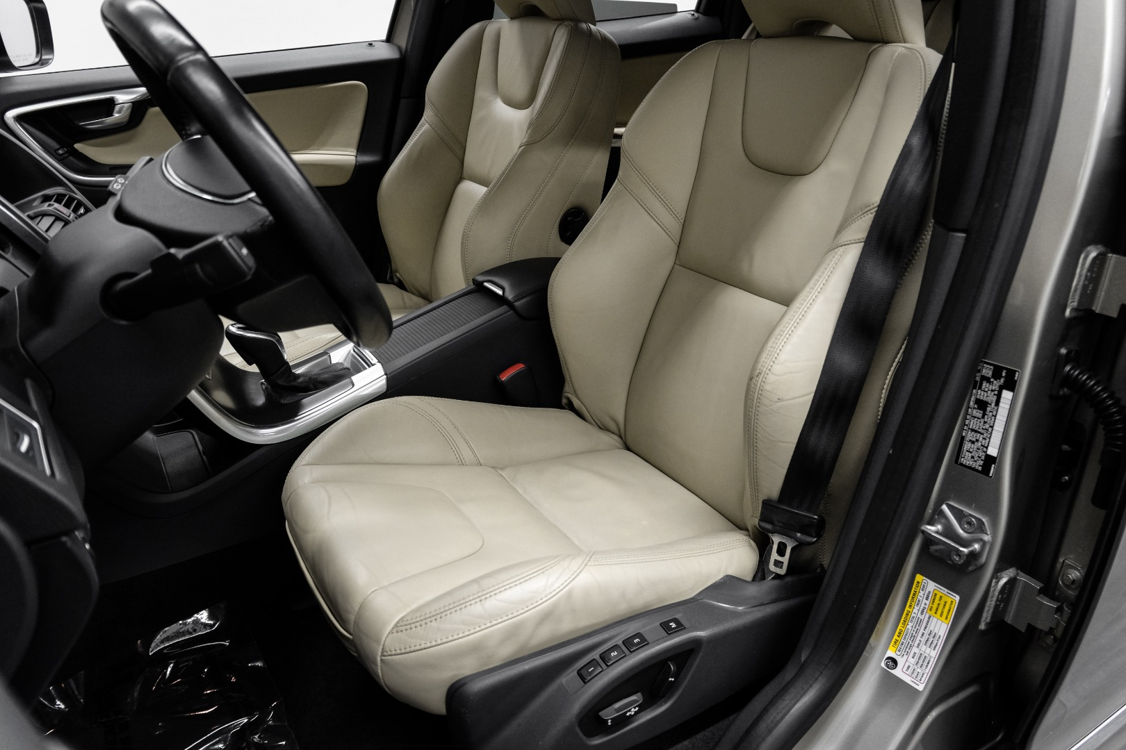2015 Volvo XC60 FWD 4dr T5 Drive-E Platinum 31