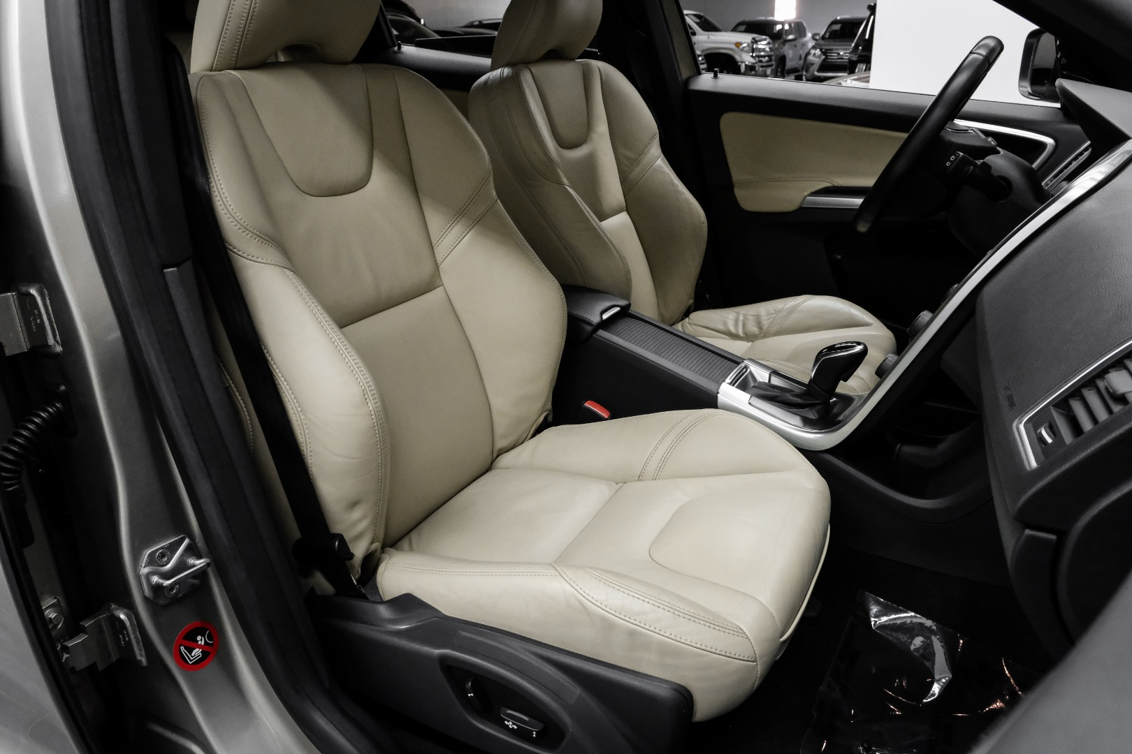 2015 Volvo XC60 FWD 4dr T5 Drive-E Platinum 33