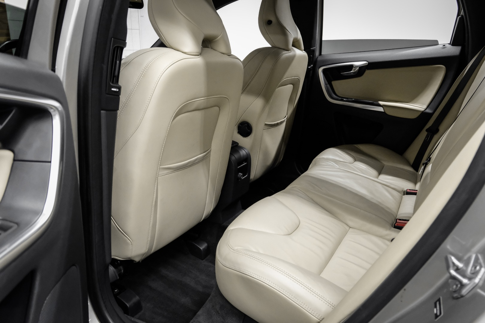 2015 Volvo XC60 FWD 4dr T5 Drive-E Platinum 37