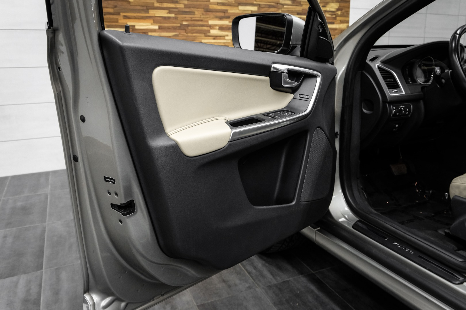 2015 Volvo XC60 FWD 4dr T5 Drive-E Platinum 39