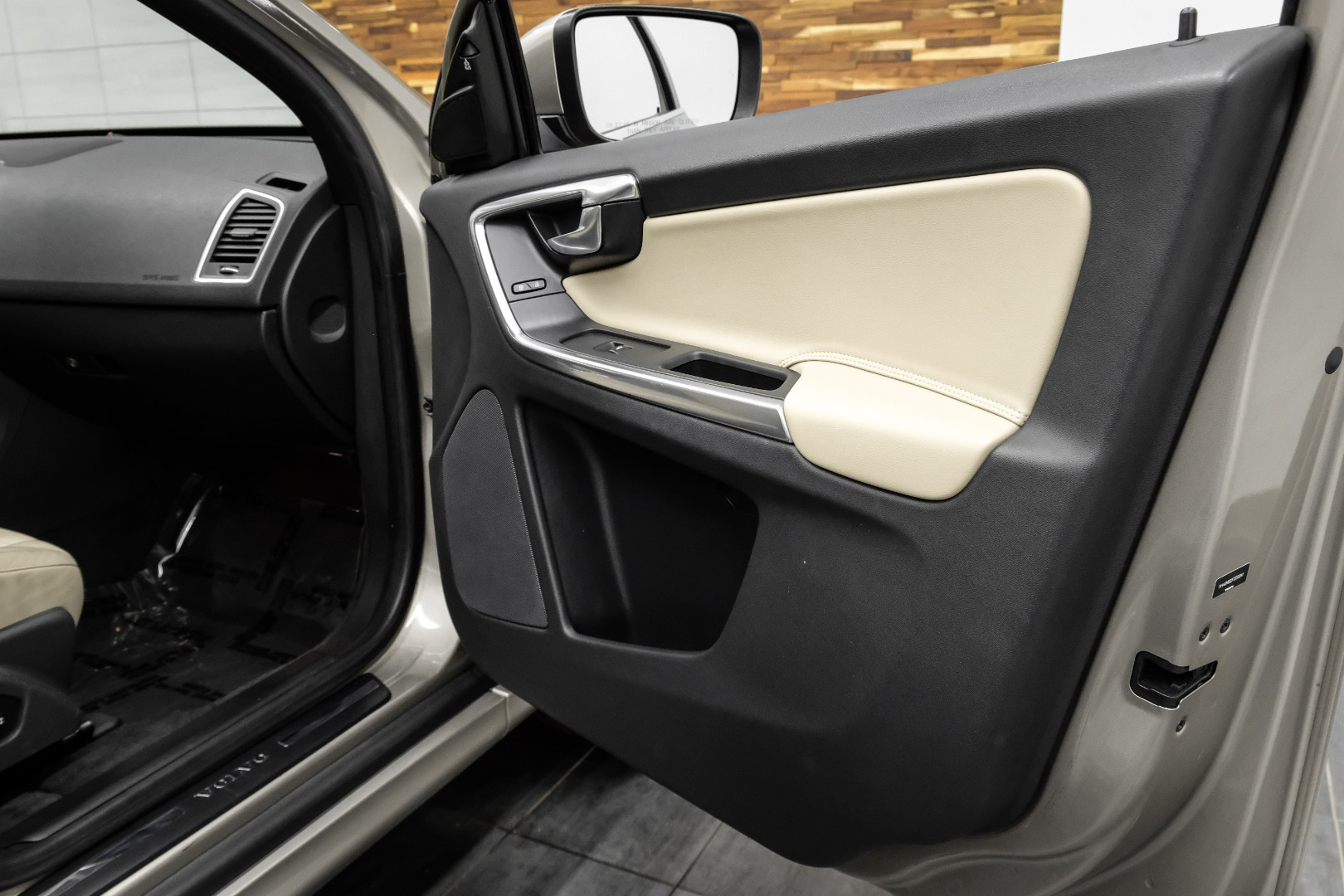 2015 Volvo XC60 FWD 4dr T5 Drive-E Platinum 41