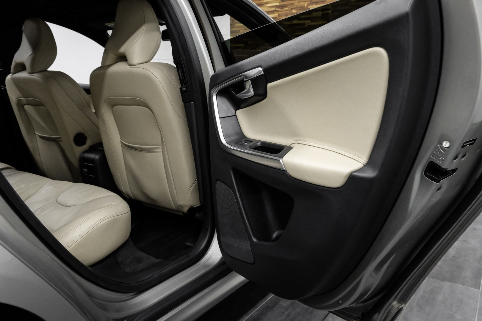 2015 Volvo XC60 FWD 4dr T5 Drive-E Platinum 43