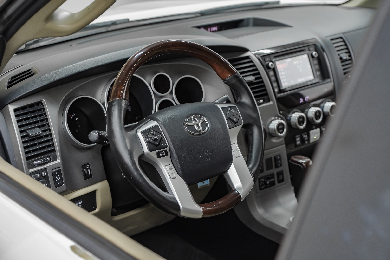 2016 Toyota Sequoia RWD 5.7L Platinum 23