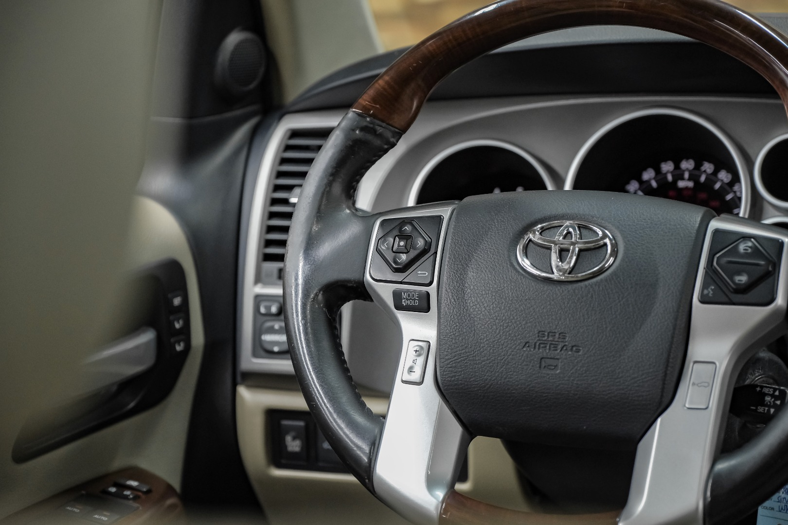 2016 Toyota Sequoia RWD 5.7L Platinum 24