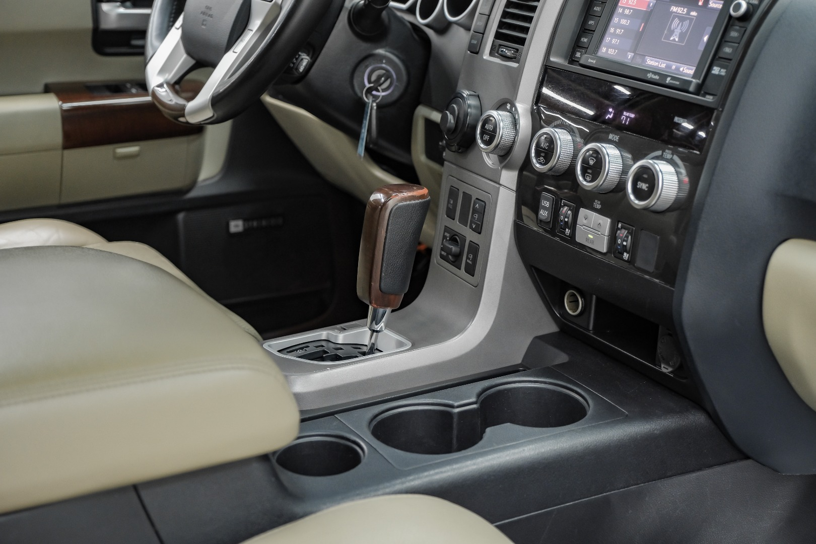 2016 Toyota Sequoia RWD 5.7L Platinum 29