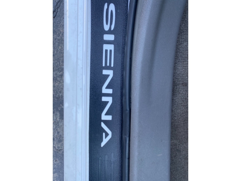 Toyota Sienna 2013 price $18,900