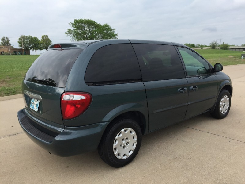 Chrysler Town & Country 2004 price $3,999