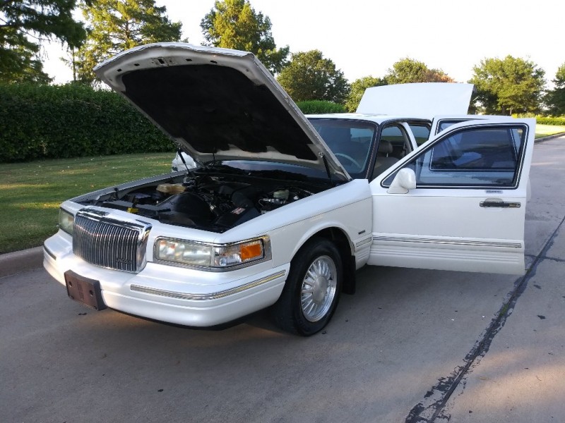 Lincoln Town Car 1996 price $3,999