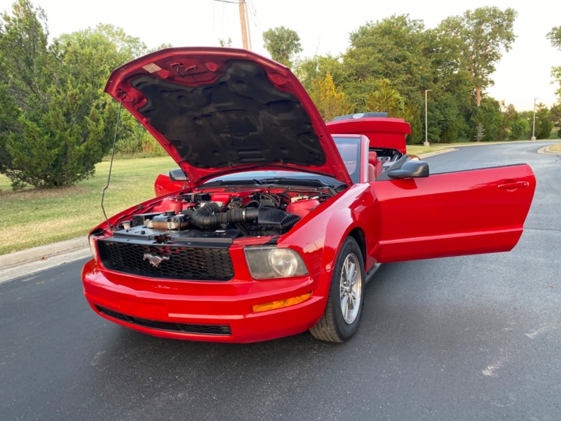 Ford Mustang 2005 price $10,999