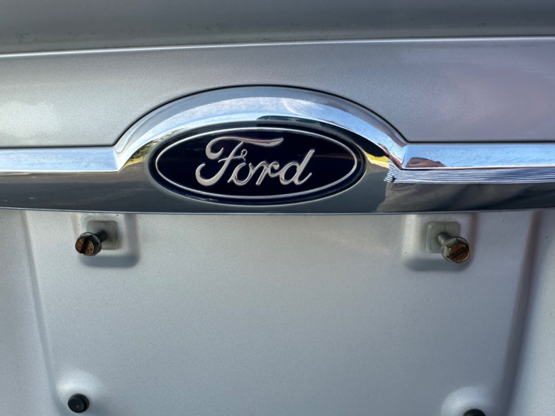 Ford Taurus 2002 price $4,999 Cash