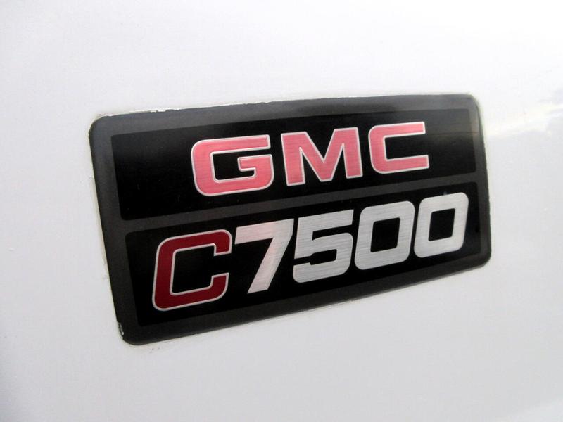 GMC C7E042 2003 price $39,990