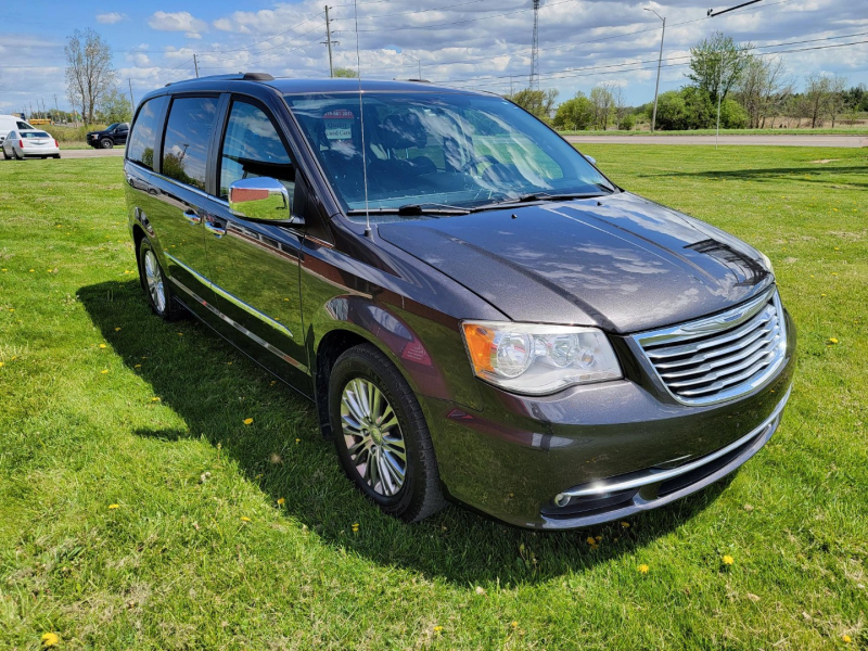 Chrysler Town & Country 2015 price $13,995