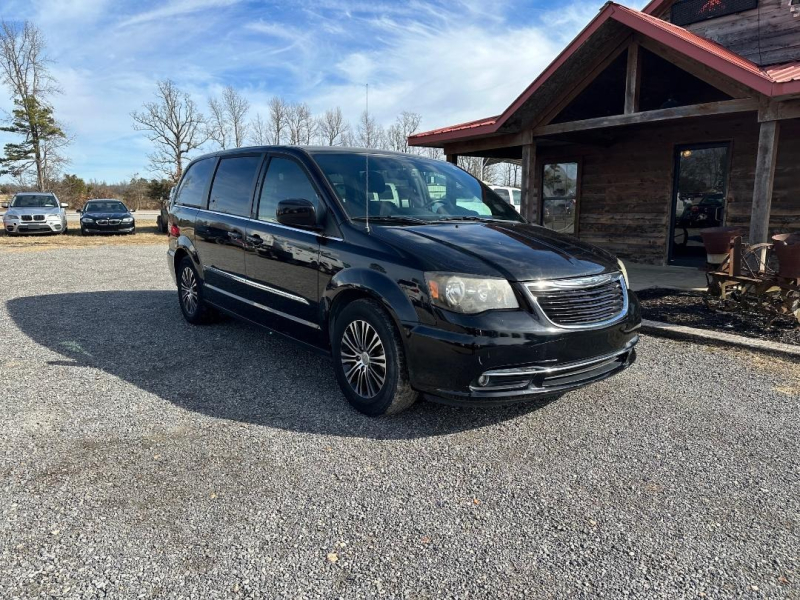 Chrysler Town & Country 2014 price $13,900