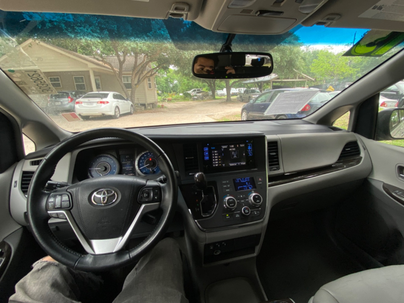 Toyota Sienna 2015 price $4,000 Down