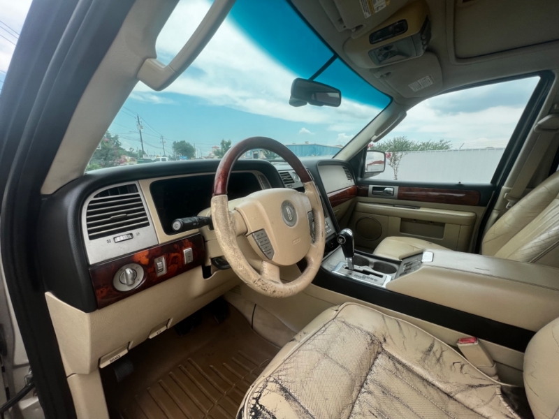 Lincoln Navigator 2006 price $5,995